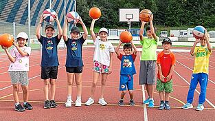 Die jungen Basketballer üben fleißig Korbwürfe und Dribbeltechnik. Die jungen Basketballer üben fleißig Korbwürfe und Dribbeltechnik.