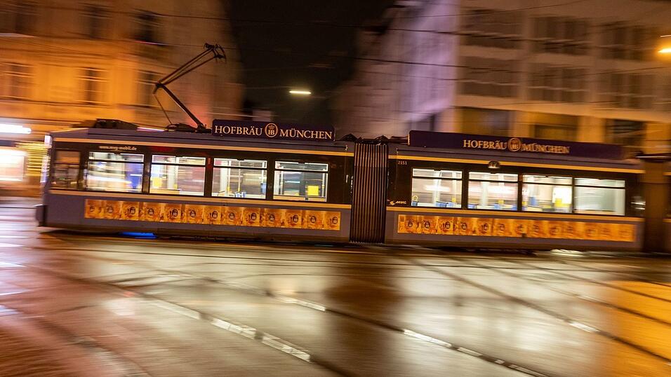 Die Polizei nahm den 22 Jahre alten Verd&auml;chtigen noch in der Stra&szlig;enbahn fest. (Symbolbild)