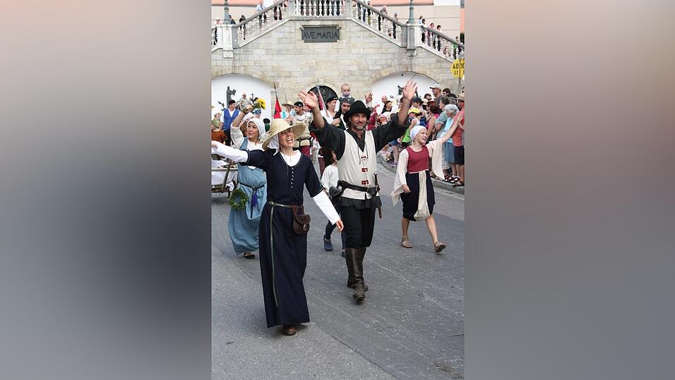 Die schönsten Augenblicke des historischen Drachenstich-Festzuges 2016. Die schönsten Augenblicke des historischen Drachenstich-Festzuges 2016.