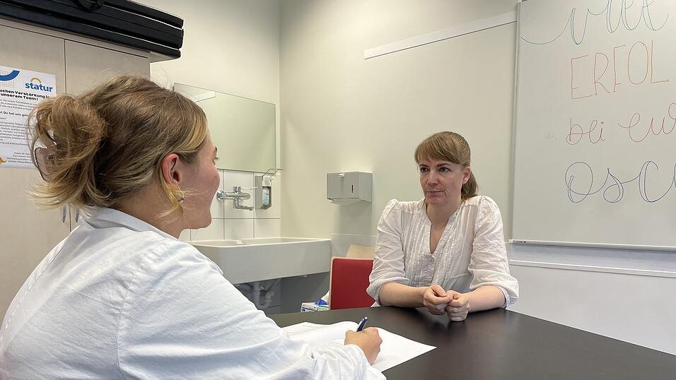 Eva-Marianne Schulz (rechts) ist freischaffende Schauspielerin - und Schauspielpatientin. Eva-Marianne Schulz (rechts) ist freischaffende Schauspielerin - und Schauspielpatientin.