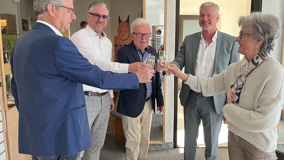 Hans Ehbauer (Mitte) geht mit einem lachenden und einem weinenden Auge. Weinend, weil er 50 Jahre als Optiker hier verbracht hat und lachend weil er in Sebastian Meindl (2.v.l.) einen Nachfolger gefunden hat. Mit ihm freuen sich auch Christine Ehbauer (re.), Wilfried Wolferseder, der Vermieter des Hauses (2.v.r.) und B&uuml;rgermeister Hans Schmalhofer (li.).