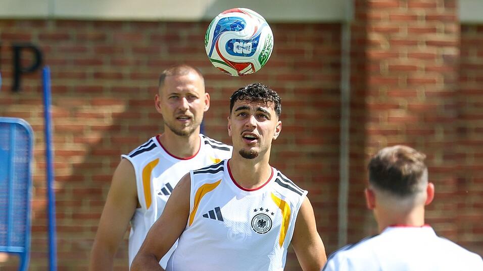 Ein kraftvolles Signal setzen Aleksandar Pavlovic (M) und Waldemar Anton (l) beim Abschlusstraining. Ein kraftvolles Signal setzen Aleksandar Pavlovic (M) und Waldemar Anton (l) beim Abschlusstraining.