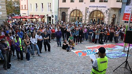 Vorm Alten Rathaus startete die Demonstration. Dann zog eine Laufdemo durch die Stadt. Vorm Alten Rathaus startete die Demonstration. Dann zog eine Laufdemo durch die Stadt.