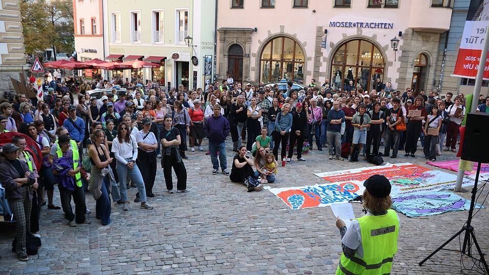 Vorm Alten Rathaus startete die Demonstration. Dann zog eine Laufdemo durch die Stadt. Vorm Alten Rathaus startete die Demonstration. Dann zog eine Laufdemo durch die Stadt.