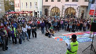 Vorm Alten Rathaus startete die Demonstration. Dann zog eine Laufdemo durch die Stadt. Vorm Alten Rathaus startete die Demonstration. Dann zog eine Laufdemo durch die Stadt.