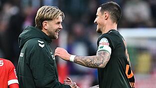 Niclas Füllkrug (l) sieht die Debatte um ein mögliches DFB-Comeback entspannt. Niclas Füllkrug (l) sieht die Debatte um ein mögliches DFB-Comeback entspannt.
