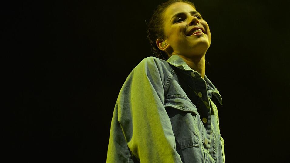 Die ehemalige Eurovision-Song-Contest-Gewinnerin Lena Meyer-Landrut trat bei Utopia Island mit gefühlvollen Liedern auf.