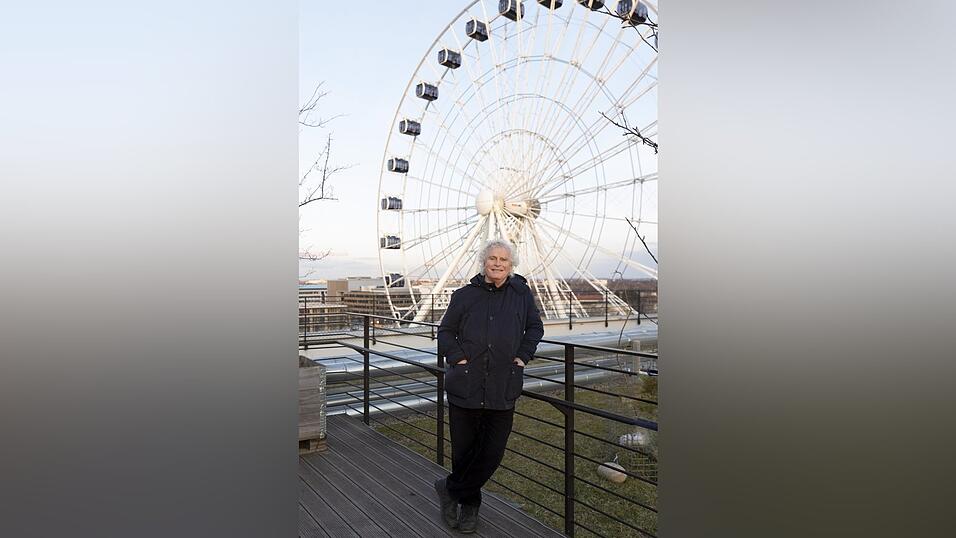 Der Dirigent Simon Rattle auf dem Dach des Werk 3 im Werksviertel, hinter ihm das Riesenrad. Es steht auf dem Bauplatz für das vom Freistaat geplante, derzeit aber gefährdete Konzerthaus für das Symphonieorchester des Bayerischen Rundfunks. Der Dirigent Simon Rattle auf dem Dach des Werk 3 im Werksviertel, hinter ihm das Riesenrad. Es steht auf dem Bauplatz für das vom Freistaat geplante, derzeit aber gefährdete Konzerthaus für das Symphonieorchester des Bayerischen Rundfunks.