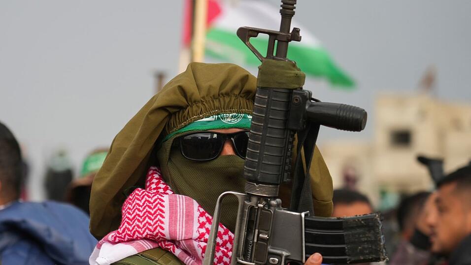 Vermummter Kämpfer der Terrororganisation Hamas vor der Übergabe.
