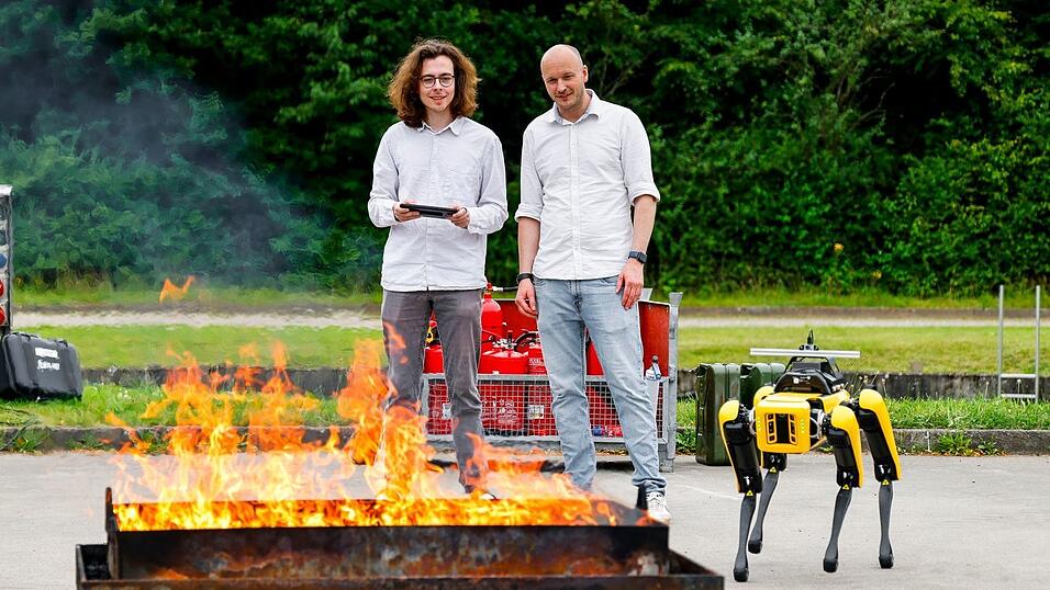 Informatiker Sören Pirk (rechts) leitet das Forschungsprojekt «Wildfire Twins» an der Kieler Christian-Albrechts-Universität.