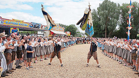 Die beiden Fahnentr&auml;ger des TV Barbing vor Beginn der Fahnenparade.