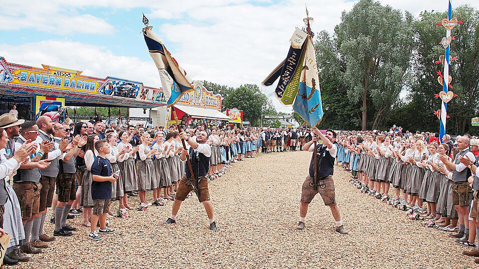Die beiden Fahnenträger des TV Barbing vor Beginn der Fahnenparade. Die beiden Fahnenträger des TV Barbing vor Beginn der Fahnenparade.