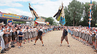 Die beiden Fahnentr&auml;ger des TV Barbing vor Beginn der Fahnenparade.