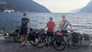Angekommen! Nach 340 Kilometern auf den R&auml;dern erreichten Simon Fr&ouml;hlich, Frodo Gilch und Jakob Hartl (v.l.) den Gardasee.