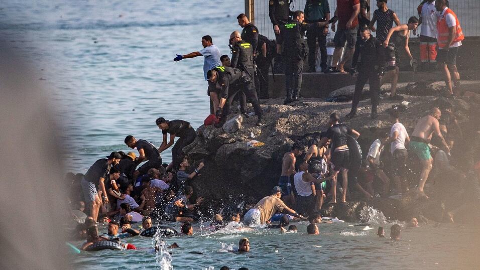 Schätzungen zufolge kamen innerhalb weniger Tage mehr als 10.000 Menschen überwiegend schwimmend nach Ceuta. Schätzungen zufolge kamen innerhalb weniger Tage mehr als 10.000 Menschen überwiegend schwimmend nach Ceuta.