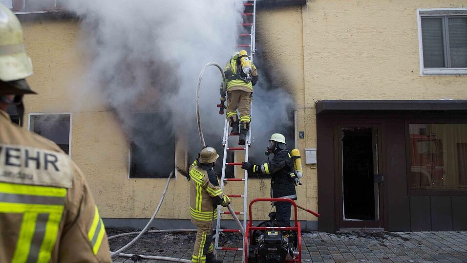 Inmitten dieses brennenden Hauses in der Griesgasse in Dingolfing entdeckte die Feuerwehr die Leiche.