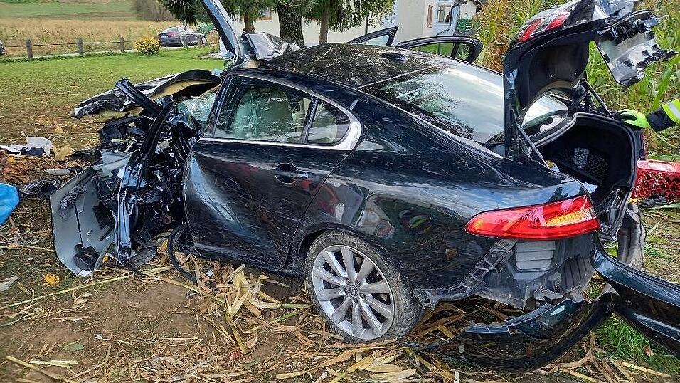 Vier junge Menschen wurden am Samstag bei einem Autounfall bei Ruhstorf (Kreis Passau) schwer verletzt.