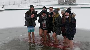 Zwischen zwei und fünf Minuten hielten es die Ruhmannsfeldener Ministranten im zugefrorenen Badeweiher aus (v.li.): Fabian Kandler, Andreas Zellner, Steffi Englert, Valentin Bauer, Hannah Wiesinger, Theresa Kohlbeck und Veronika Klampfl. Zwischen zwei und fünf Minuten hielten es die Ruhmannsfeldener Ministranten im zugefrorenen Badeweiher aus (v.li.): Fabian Kandler, Andreas Zellner, Steffi Englert, Valentin Bauer, Hannah Wiesinger, Theresa Kohlbeck und Veronika Klampfl.
