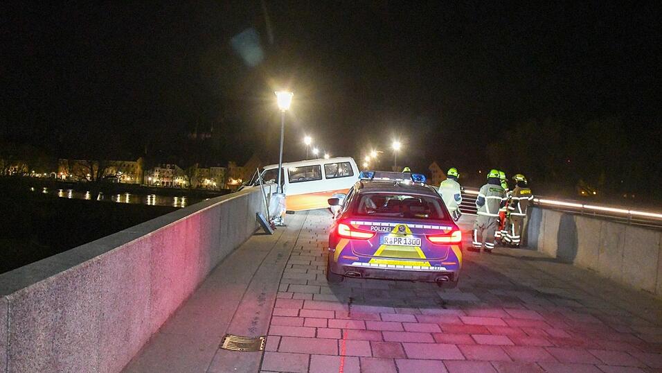 Der VW-Bus blieb im Geländer der Steinernen Brücke stecken. Der VW-Bus blieb im Geländer der Steinernen Brücke stecken.