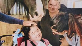Bei einem Ausflug zum Reiterhof merkt man Emilia an, dass ihr der Kontakt zu den Tieren Freude bereitet. Eine tiergestützte Therapie wäre durchaus sinnvoll.