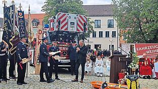 Bürgermeister Markus Ackermann übergab symbolisch die drei Schlüssel für die drei neuen Einsatzfahrzeuge.