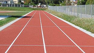 Die Gemeindeverwaltung bittet um Rücksichtnahme beim Tartanbelag an der Schulsportanlage: Roller und Inliner könnten ihn beschädigen. Die Gemeindeverwaltung bittet um Rücksichtnahme beim Tartanbelag an der Schulsportanlage: Roller und Inliner könnten ihn beschädigen.