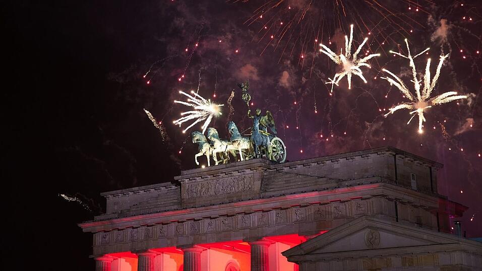 F&uuml;r viele geh&ouml;rt farbenpr&auml;chtiges Feuerwerk zum Jahreswechsel dazu. (Archivbild)