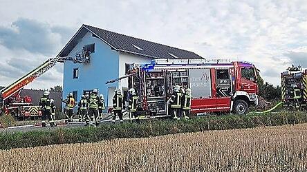 Die Einsatzmeldung &bdquo;Zimmerbrand in einem Mehrfamilienhaus mit mehreren vermissten Personen im Geb&auml;ude&ldquo; erhielten alle Wehren und r&uuml;ckten aus.