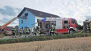 Die Einsatzmeldung „Zimmerbrand in einem Mehrfamilienhaus mit mehreren vermissten Personen im Gebäude“ erhielten alle Wehren und rückten aus. Die Einsatzmeldung „Zimmerbrand in einem Mehrfamilienhaus mit mehreren vermissten Personen im Gebäude“ erhielten alle Wehren und rückten aus.