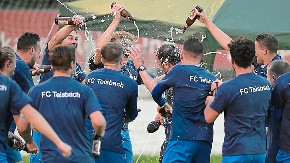Meisterdusche für den Coach.