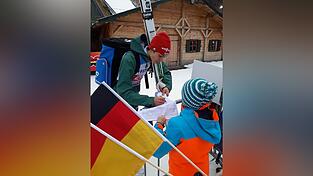 Constantin Schmid gab bereitwillig Autogramme; er kennt die SCA-Nachwuchsspringer bereits von der Siegerehrung in Oberaudorf. Constantin Schmid gab bereitwillig Autogramme; er kennt die SCA-Nachwuchsspringer bereits von der Siegerehrung in Oberaudorf.