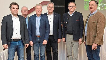Benjamin Kirchberger, Anton Meier, Helmut Ring, Gerald Corell, Helmut Friedl und Johannes Wiesbeck (von links) informierten bei der Winterversammlung über Qualität und Herausforderungen der aktuellen Kampagne.