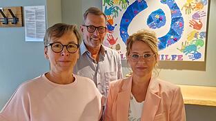 Martina Steininger (r.) ist bei der Lebenshilfe Dingolfing-Landau zuständig für Veranstaltungen. Am Montagnachmittag stellte sie zusammen mit Vorsitzendem Dr. Helmut Steininger die in nächster Zeit geplanten Events, allen voran ein Weißwurstfrühstück zugunsten der Lebenshilfe, vor. Heike Aichner (l.) ist eine der Freiwilligen, die sich dabei um die Bedienung der Gäste kümmern wird.