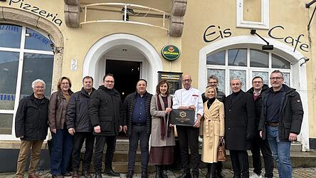 Alle Beteiligten freuen sich auf einen guten Start ab Ende März, insbesondere Chams Bürgermeister Martin Stoiber (4. von links) und das Betreiberehepaar Enzo Perrupato und Marta Zander (5 und 6. von links) sowie Chefkoch Gerardo Saviello (7. von links). Alle Beteiligten freuen sich auf einen guten Start ab Ende März, insbesondere Chams Bürgermeister Martin Stoiber (4. von links) und das Betreiberehepaar Enzo Perrupato und Marta Zander (5 und 6. von links) sowie Chefkoch Gerardo Saviello (7. von links).