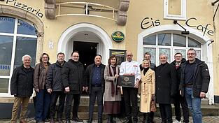 Alle Beteiligten freuen sich auf einen guten Start ab Ende M&auml;rz, insbesondere Chams B&uuml;rgermeister Martin Stoiber (4. von links) und das Betreiberehepaar Enzo Perrupato und Marta Zander (5 und 6. von links) sowie Chefkoch Gerardo Saviello (7. von links).