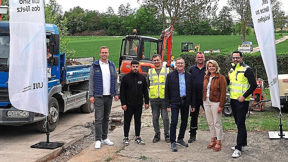 Vom Breitbandausbau im Moosweg machten sich ein Bild: Ren&eacute; Meyer, Mehmet Kuzucu, Benjamin Krickl, Thomas Rottbauer, Martin Krummhaar, Elisabeth Kerscher und Sebastian Prechtl (von links).