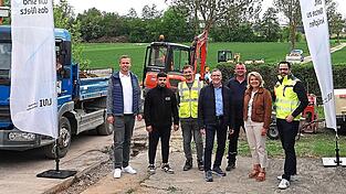 Vom Breitbandausbau im Moosweg machten sich ein Bild: Ren&eacute; Meyer, Mehmet Kuzucu, Benjamin Krickl, Thomas Rottbauer, Martin Krummhaar, Elisabeth Kerscher und Sebastian Prechtl (von links).