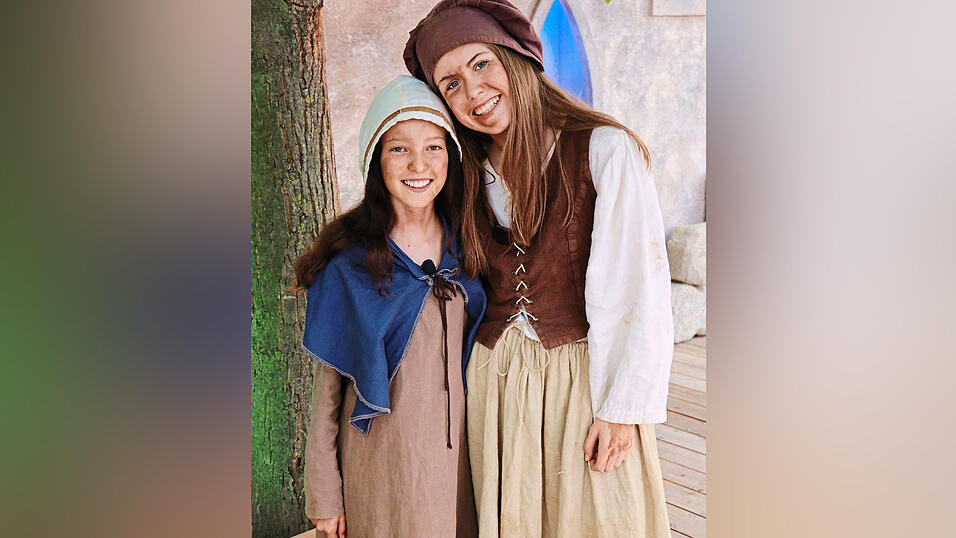Felicitas Gritsch aus Amselfing (l.) und Emma Liebl aus Haselbach - ein geniales Duo auf der Festspielbühne. Und sicher nicht nur 2024.