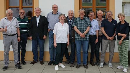 Elf der ersten Abiturienten des Gymnasiums Landau (Schuljahrgang 1975) trafen sich nach einem halben Jahrhundert wieder: Arnulf Bednara (v.l.), Franz Rebl, Dr. Eduard Sailer, Georg Luderböck, Hermine Sagmeister, Elmar Stöttner, Konrad Hien, Josef Fröschl, Winfried Schnaiter, Klaus Rudolf und Christine Schauer.