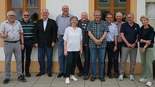 Elf der ersten Abiturienten des Gymnasiums Landau (Schuljahrgang 1975) trafen sich nach einem halben Jahrhundert wieder: Arnulf Bednara (v.l.), Franz Rebl, Dr. Eduard Sailer, Georg Luderböck, Hermine Sagmeister, Elmar Stöttner, Konrad Hien, Josef Fröschl, Winfried Schnaiter, Klaus Rudolf und Christine Schauer. Elf der ersten Abiturienten des Gymnasiums Landau (Schuljahrgang 1975) trafen sich nach einem halben Jahrhundert wieder: Arnulf Bednara (v.l.), Franz Rebl, Dr. Eduard Sailer, Georg Luderböck, Hermine Sagmeister, Elmar Stöttner, Konrad Hien, Josef Fröschl, Winfried Schnaiter, Klaus Rudolf und Christine Schauer.