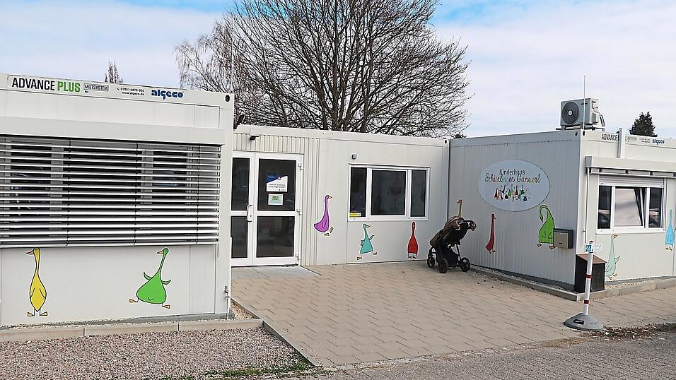 Das Übergangskinderhaus „Schierlinger Ganserl“ ist 2022 errichtet worden. Inzwischen hat der Bau eines festen Kinderhauses gegenüber dem Wertstoffhof begonnen. Das Übergangskinderhaus „Schierlinger Ganserl“ ist 2022 errichtet worden. Inzwischen hat der Bau eines festen Kinderhauses gegenüber dem Wertstoffhof begonnen.