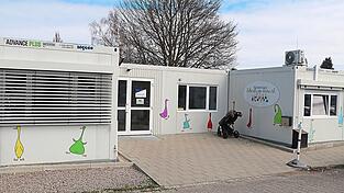 Das Übergangskinderhaus „Schierlinger Ganserl“ ist 2022 errichtet worden. Inzwischen hat der Bau eines festen Kinderhauses gegenüber dem Wertstoffhof begonnen.
