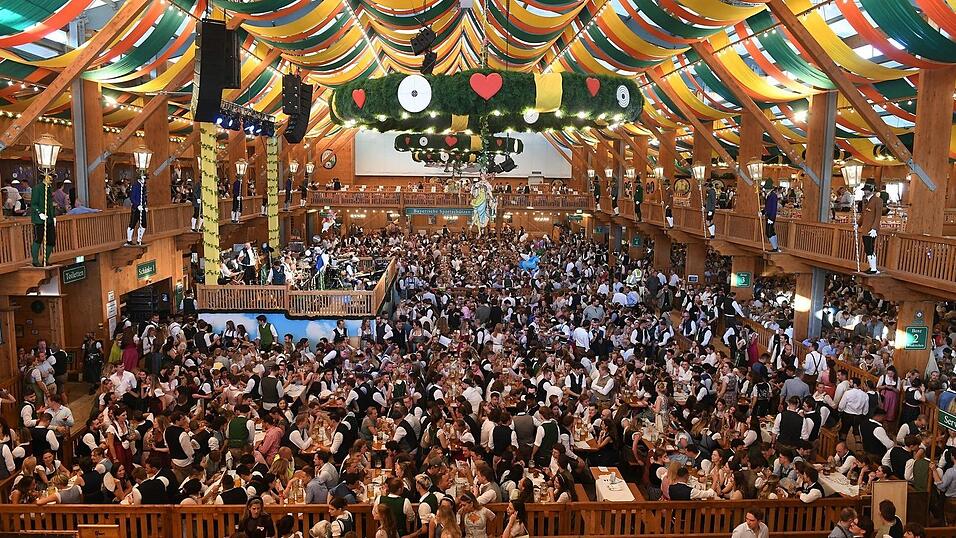 Einige Bayern-Profis und auch Coach Kompany haben sich bereits auf dem Oktoberfest umgesehen. Einige Bayern-Profis und auch Coach Kompany haben sich bereits auf dem Oktoberfest umgesehen.