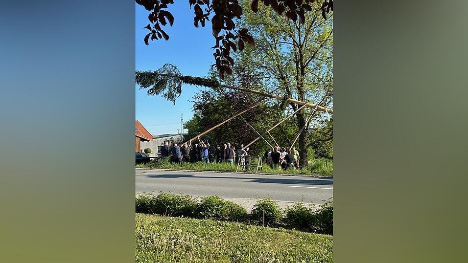 Am Mittwoch wurde am späten Nachmittag der Maibaum der Hörmannsdorfer Dorfgemeinschaft hergerichtet und aufgestellt. Silvia Klingshirn bedankte sich besonders bei Alfons Schmid für die Baumspende und bei allen die einen Beitrag geleistet haben, dass auch der 48. Maibaum schön geschmückt in das Isarmoos grüßt. Am Mittwoch wurde am späten Nachmittag der Maibaum der Hörmannsdorfer Dorfgemeinschaft hergerichtet und aufgestellt. Silvia Klingshirn bedankte sich besonders bei Alfons Schmid für die Baumspende und bei allen die einen Beitrag geleistet haben, dass auch der 48. Maibaum schön geschmückt in das Isarmoos grüßt.