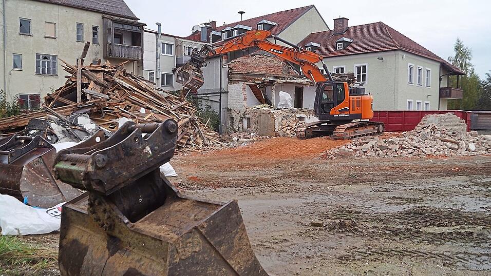 Am Montag haben auf dem Haslbeck-Gelände in Vilsbiburg die Abrissarbeiten bei den Gebäuden Am Löchl 6 und 7 begonnen. Am Mittwoch war das eine Haus fast verschwunden. Im Laufe dieser Woche sollen beide Gebäude komplett abgerissen sein. Am Montag haben auf dem Haslbeck-Gelände in Vilsbiburg die Abrissarbeiten bei den Gebäuden Am Löchl 6 und 7 begonnen. Am Mittwoch war das eine Haus fast verschwunden. Im Laufe dieser Woche sollen beide Gebäude komplett abgerissen sein.