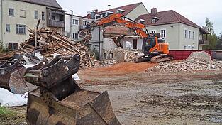 Am Montag haben auf dem Haslbeck-Gelände in Vilsbiburg die Abrissarbeiten bei den Gebäuden Am Löchl 6 und 7 begonnen. Am Mittwoch war das eine Haus fast verschwunden. Im Laufe dieser Woche sollen beide Gebäude komplett abgerissen sein.