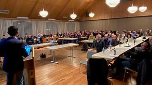 Zahlreiche Interessierte besuchten die Bürgerversammlung im Postsaal. Zahlreiche Interessierte besuchten die Bürgerversammlung im Postsaal.