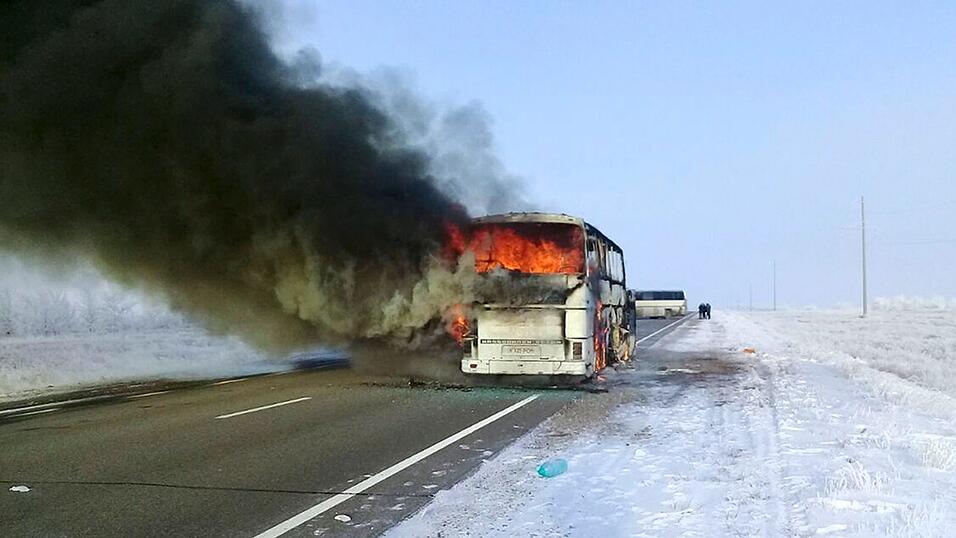 Das von Kasachstans Ministerium f&uuml;r Notsituationen am 18.01.2018 zur Verf&uuml;gung gestellte Foto zeigt einen Bus, der in Flammen an einer Autostra&szlig;e bei Kalybai (Kasachstan) steht. Bei einem Brand in einem Bus im zentralasiatischen Kasachstan sind nach Beh&ouml;rdenangaben mehr als 50 Menschen ums Leben gekommen.