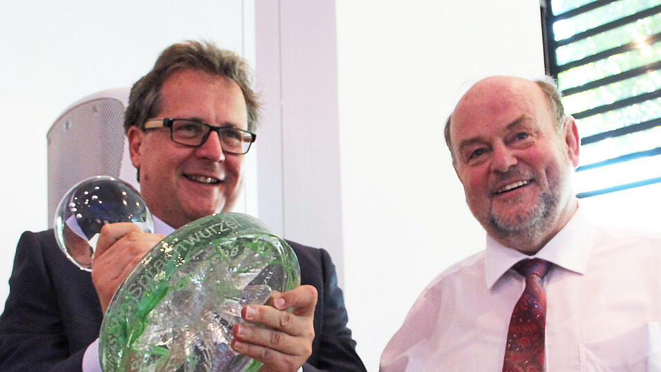 Die 'Bairische Sprachwurzel' bekam dieses Jahr Richard Loibl (links) von Sepp Obermeier, Vorsitzender des Bundes Bairische Sprache. Die 'Bairische Sprachwurzel' bekam dieses Jahr Richard Loibl (links) von Sepp Obermeier, Vorsitzender des Bundes Bairische Sprache.