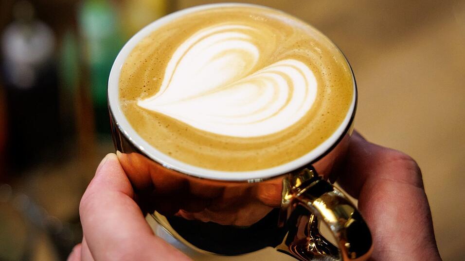 Von vielen gerne regelmäßig getrunken: der Cappuccino. (Archivbild)